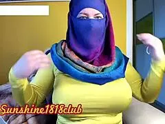 Közelkeleti hidzsábos nagy mellű csaj camon rögzít november 2-án