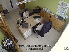 Isorintainen brunette vaihtaa seksiä nopeaan käteislainaan