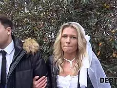 Patrz jak bezczelny facet pieprzy pannę młodą innego faceta by uniknąć długu