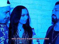 Esposa latina salvaje se une a un trío caliente con el amigo de su marido en el club.