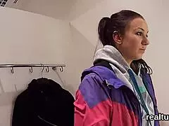 Glamour czeska nimfomanka uwiedziona w galerii ostro nabita w POV