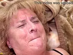 Fiesta anal de la abuela por sus 80 se descontrola, ups