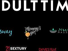 Hej, poglej to poredno babo, ki dobi svoj tesni rit izvrtan z mladim kurcem!