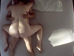 Gelangweilte deutsche Hausfrau trifft sich mit jungem 18+ Callboy in heißer Homemade-Szene