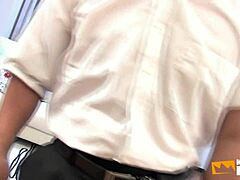 Caralho! Empregadas japonesas peludas sendo arrombadas pelo chefe com brinquedos!