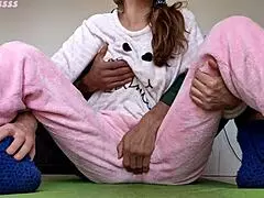 Tachinând țâțele mici ale surorii vitrege în pijamale ude