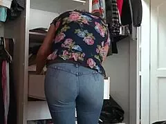 แอบถ่ายแม่เลี้ยงแต่งตัวแล้วแตกก๊อกบนตูดใหญ่ตอนหลับ