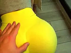 Horúca milfka s veľkým zadkom v joga legínach ohnutá a šukovaná pasyncom