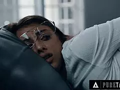 هي، بنت الكنيسة البريئة تجرب الشرج أول مرة مع قسيس مخيف