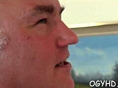 omg, som ako úplne šokovaný, tá mladá 18+ dievka práve dostala rozbitú od starého chlapa kohútom... šialené!!