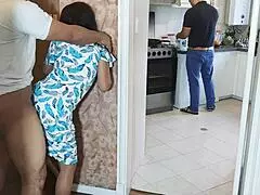 Esposa japonesa infiel monta la polla del mejor amigo, buscando la emoción de ser pillada en NTR hardcore