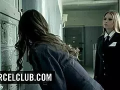 יו, תראו את הטריילר הזה עם בלונדינית וברונטית בסצנת כלא מתוחה