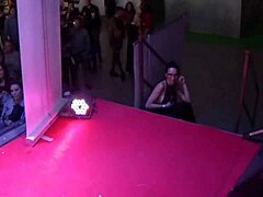 Echt openbaar avontuur met Zenda Sexy in levendige straten van Barcelona.