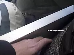 Milf cachonda en vestido de novia me agarra la polla en el metro