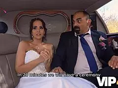 Mariée laisse son mari regarder son cul se faire défoncer en bas dans une limo de luxe pour VIP4K