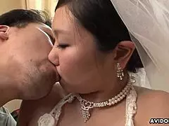 La Japonaise brune Emi Koizumi défoncée en robe de mariée