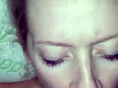 Stříkej mi do pusy hned teď, nadržená blondýno!