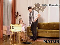 Зрелая чешка в чулках и на каблуках показывает свой опыт