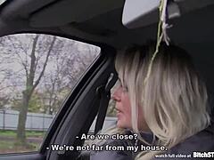 Hvordan blir en blond tsjekkisk MILF vill i bilen? Rå POV-action på gata!