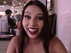 Novinha mexicana espera namorado no parque por grana