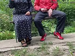 Ej, spójrz na tę gorącą milf, jak wali ogromnego kutasa do szklanki na ławce w parku!