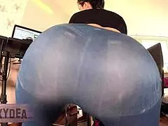 Get pumped for this Latina twerking in tight jeans