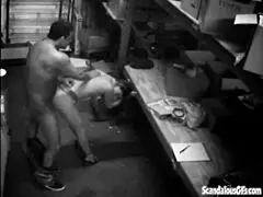 Non ci credo come questa troia del magazzino si sia fatta sfondare a doggy dal cazzo