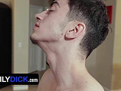 Timido figliastro tocca il patrigno nudista muscoloso Madison. Il culo viene riempito di sborra in un gioco familiare senza protezioni.