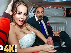 VIP4K Passant séduit la mariée canon dans la limo de mariage pour action sauvage