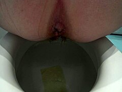 Skrytá kamera chytá zralou ženu čůrající s detailními záběry chlupaté kundy