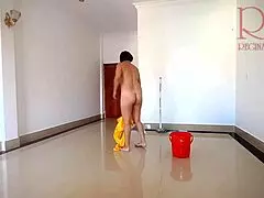 Hej, tahle křivka nahá služka uklízí kancelář bez kalhotek