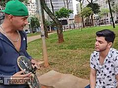 О, парень с площади согласился на два огромных члена!