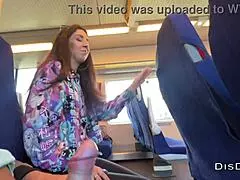 Inconnue me branle et me suce dans un train public