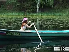 My18Teens - Schattig Meisje Vindt Dildo Tijdens Vissen en Verwent Zichzelf op Boot