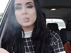 فتاة عائلة آدمز الساخنة تدخن في سيارتها