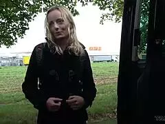 Hei, haluutko nussia mua näin kuin tätä blondia koulutyttöä 18+ rajusti pakussa ulkona?