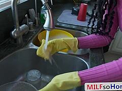 Estoy tan excitado por mi hermosa madrastra negra, lavar platos se convierte en follada salvaje con su gran culo