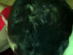 أستمتع بالوجبات الخفيفة والدردشة في دورة مياه عامة مع الأصدقاء