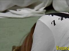 야, 아시아 베이브가 공공장소에서 털 보지 손가락질하는 거 봐... 대박이지?