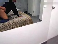 Mia cugina mi invita per birra ma finisce per sfondarmi il culo latino. È stato selvaggio!