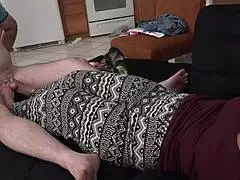 Salope asiatique zappe fétich chaussures pour footjob intense éjac sur tel