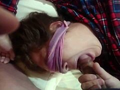 पत्नी के दोस्त का बेटा आराम करते हुए मुंह में बड़ा लंड डालता चूसकर झड़ता