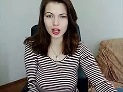 Bellezza russa tette grosse gioca con figa su webcam