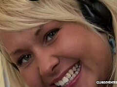 וואו, הצעירה הרוסייה ויקי בי לוקחת זין מפלצתי חזק בתחת הצר