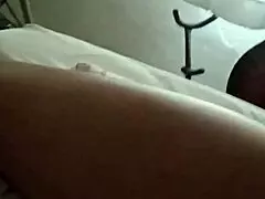 grabo a mi hermanastra sin que se de cuenta y la acaricio y le meto la mano