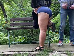 MILF Ini Gak Puas sama Golden Shower di Pantat Gedenya