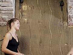 Brat răsfățat suportă durere ascuțită pe fundul ei tandru în sesiune kink