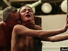 בת חורגת רוכבת על זין של אבא חורג בפנטזיה פרועה