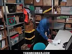 Hej, liten blond tjuv knullar vakten för att slippa fängelse! 😜