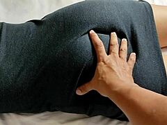 Ipar nawarin pijat, tapi aku tahu dia pengen ngentot pas sendirian di rumah.